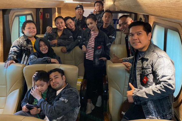 Kenalan Sama Bus Mewah Dipakai Raffi Ahmad dan Nagita untuk Liburan Kenalan Sama Bus Mewah Dipakai Raffi Ahmad dan Nagita untuk Liburan