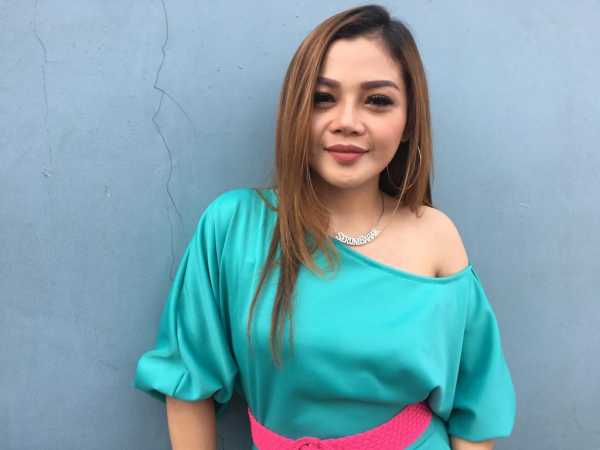 Seruni Bahar Goyang Heboh, Gak Sadar Baju Melorot Seruni Bahar Goyang Heboh, Gak Sadar Baju Melorot