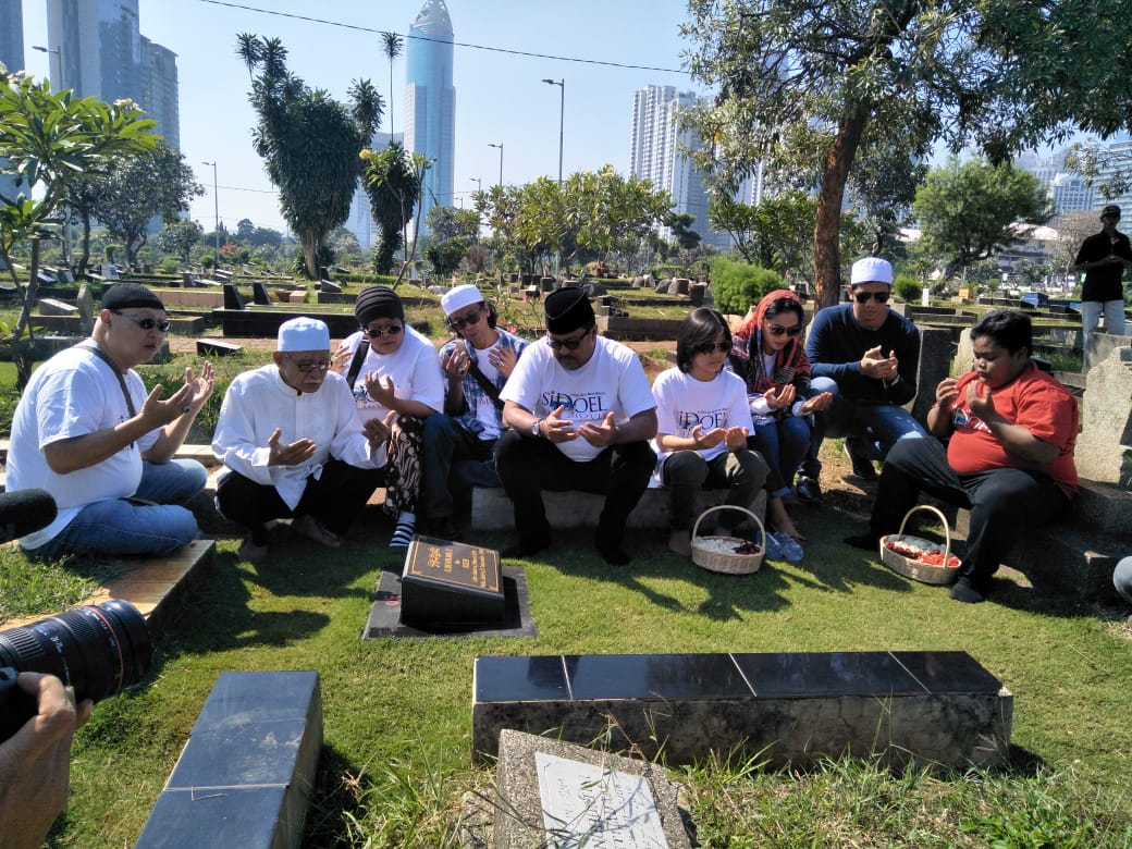 Pemain Si Doel The Movie Ziarah ke Makam Benyamin, Pak Tile dan Basuki