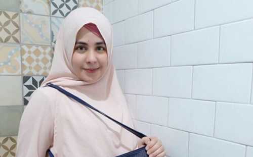 Dapat Bunga dari Pernikahan Rifky Balweel Risty Tagor Dapat Bunga dari Pernikahan Rifky Balweel Risty Tagor