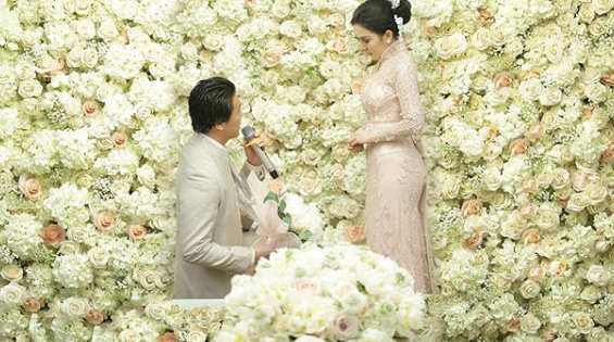 So Sweet, Reino Berlutut di Depan Syahrini So Sweet, Reino Berlutut di Depan Syahrini