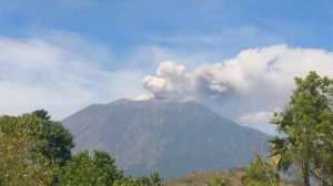 Amankah Menghirup Abu Vulkanik dari Letusan Gunung Agung?