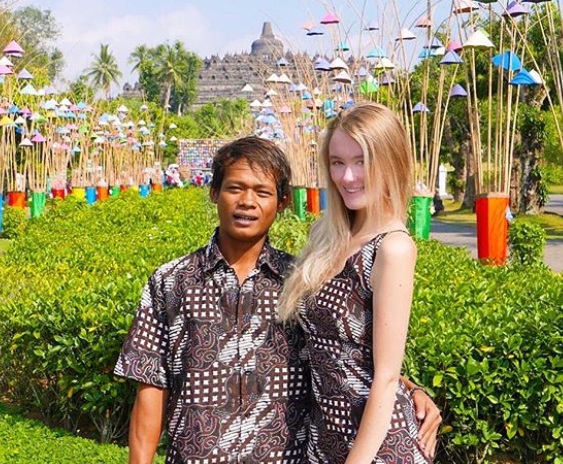 Mau Tahu Cara Nur Khamid Melamar Polly Robinson? Mau Tahu Cara Nur Khamid Melamar Polly Robinson?