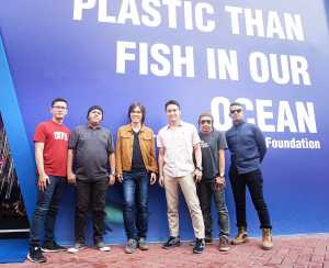 Aksi The Jawara Bersih-bersih Sampah di Lautan