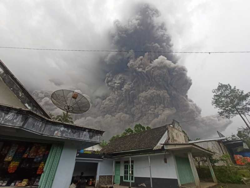 Telkom Upayakan Layanan Tetap Normal di Lumajang Usai Semeru Erupsi Telkom Upayakan Layanan Tetap Normal di Lumajang Usai Semeru Erupsi