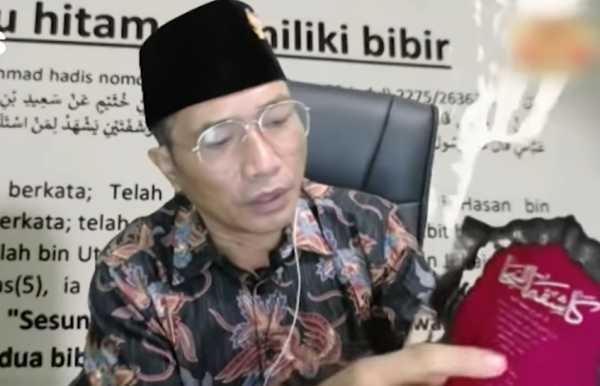 YouTuber Muhammad Kece Ditangkap Bareskrim Polri di Bali YouTuber Muhammad Kece Ditangkap Bareskrim Polri di Bali