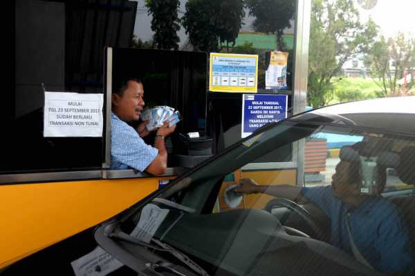 Jangan Sembarangan Bantu Pengemudi di Gerbang Tol Jangan Sembarangan Bantu Pengemudi di Gerbang Tol