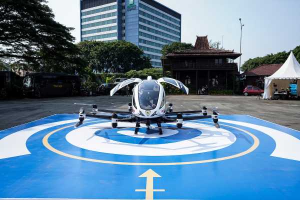 Uji Terbang di IIMS, Prestige Motors Pesan 100 Unit Taksi Terbang EHang Uji Terbang di IIMS, Prestige Motors Pesan 100 Unit Taksi Terbang EHang