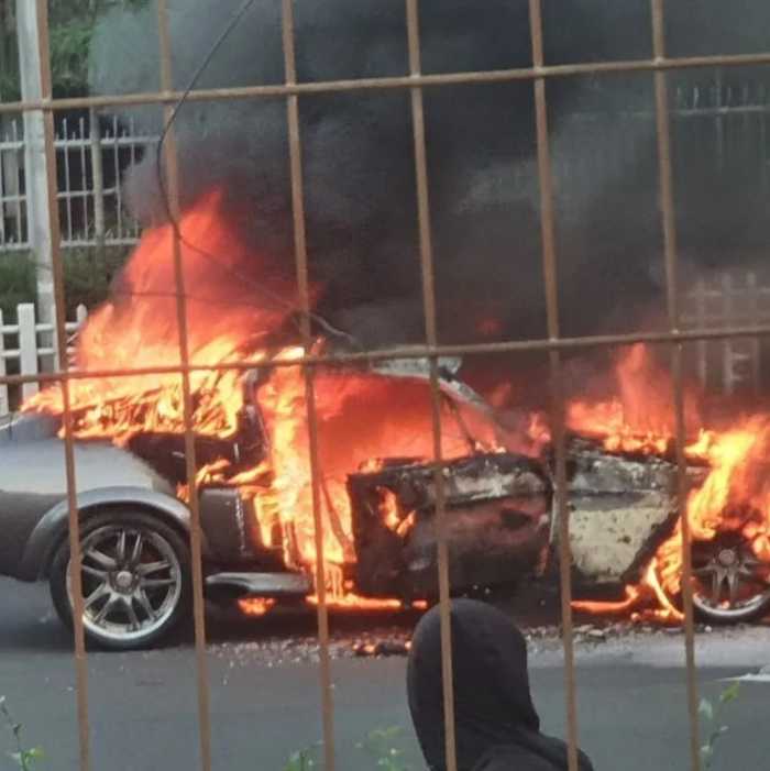 Rifat Sungkar Beberkan Penyebab Mobil Kebakaran Rifat Sungkar Beberkan Penyebab Mobil Kebakaran