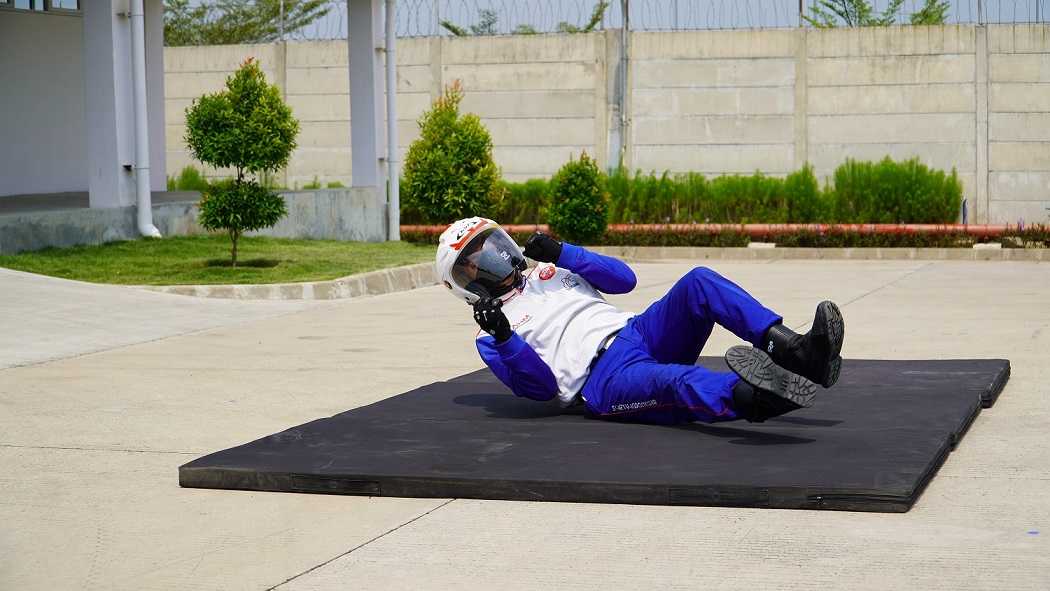 Jutaan Orang Belum Tau, Begini Teknik Jatuh dari Motor yang Aman Jutaan Orang Belum Tau, Begini Teknik Jatuh dari Motor yang Aman
