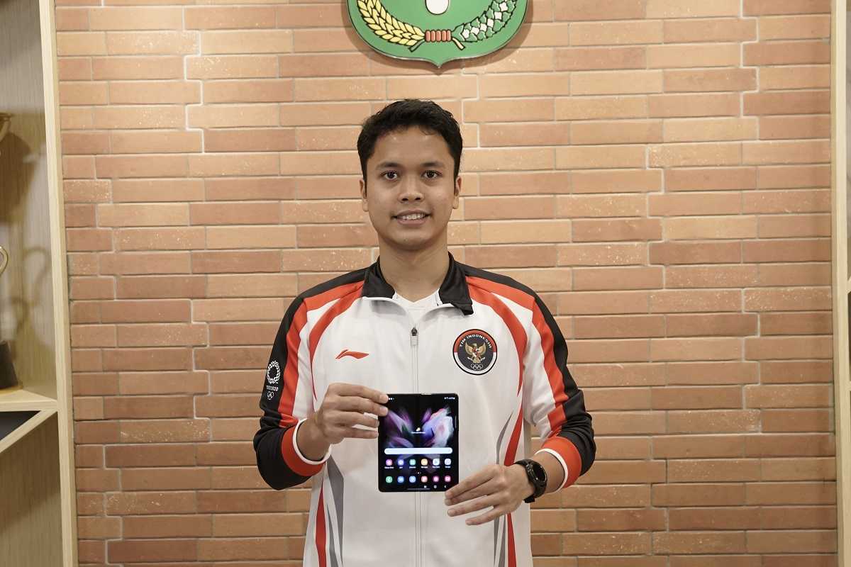 Senyum Manis Anthony Ginting Pertama Pegang Samsung Galaxy Z Fold3 Senyum Manis Anthony Ginting Pertama Pegang Samsung Galaxy Z Fold3