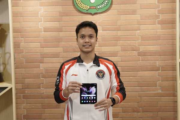 Senyum Manis Anthony Ginting Pertama Pegang Samsung Galaxy Z Fold3 Senyum Manis Anthony Ginting Pertama Pegang Samsung Galaxy Z Fold3