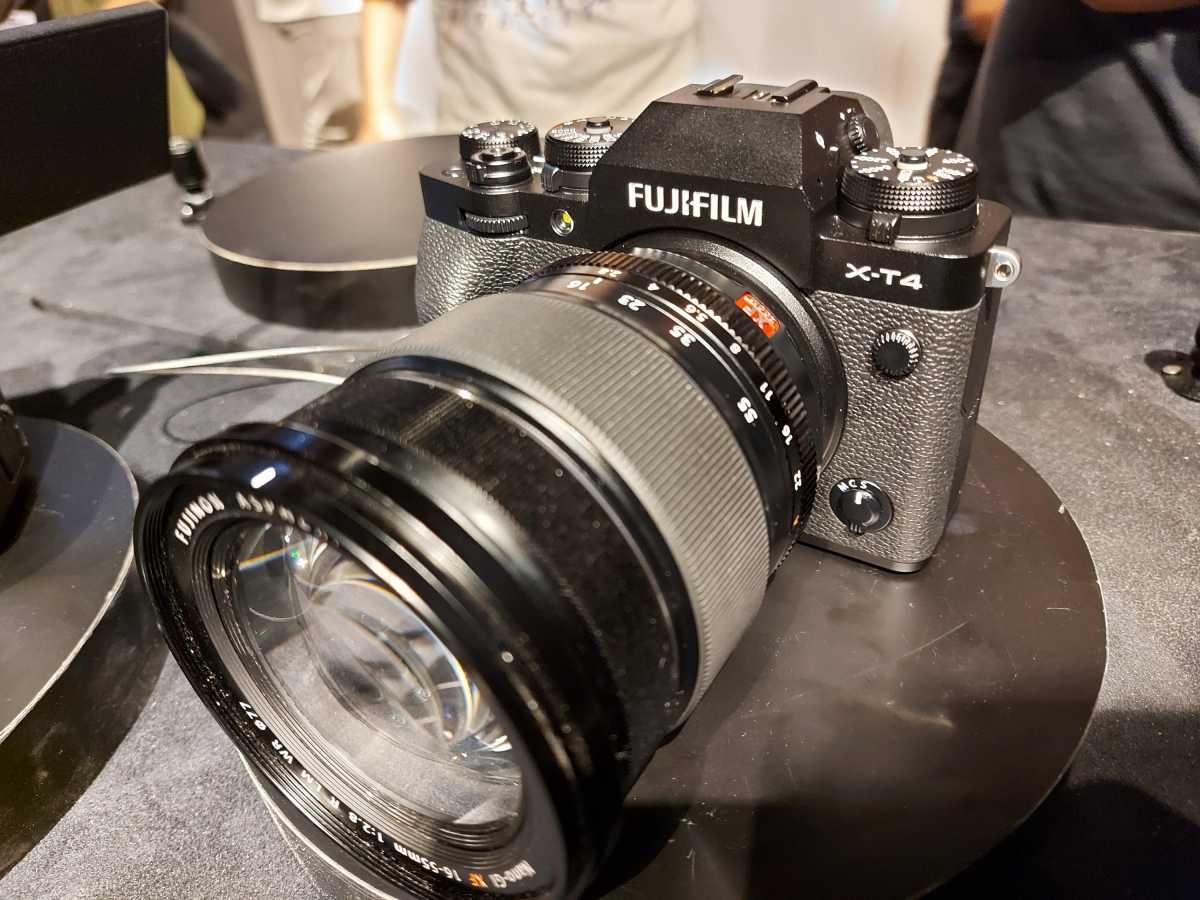 Cocok Buat Vlogger, Mirrorless Fujifilm X-T4 Meluncur Seharga Rp27 Juta Cocok Buat Vlogger, Mirrorless Fujifilm X-T4 Meluncur Seharga Rp27 Juta