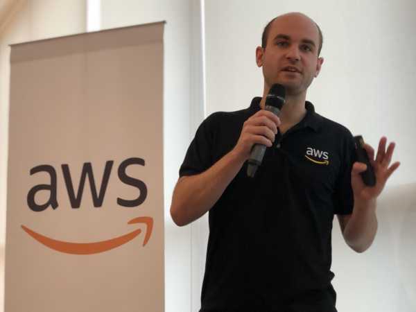 AWS Permudah Pemanfaatan Artificial Intelligence dan Machine Learning Berbasis Cloud AWS Permudah Pemanfaatan Artificial Intelligence dan Machine Learning Berbasis Cloud