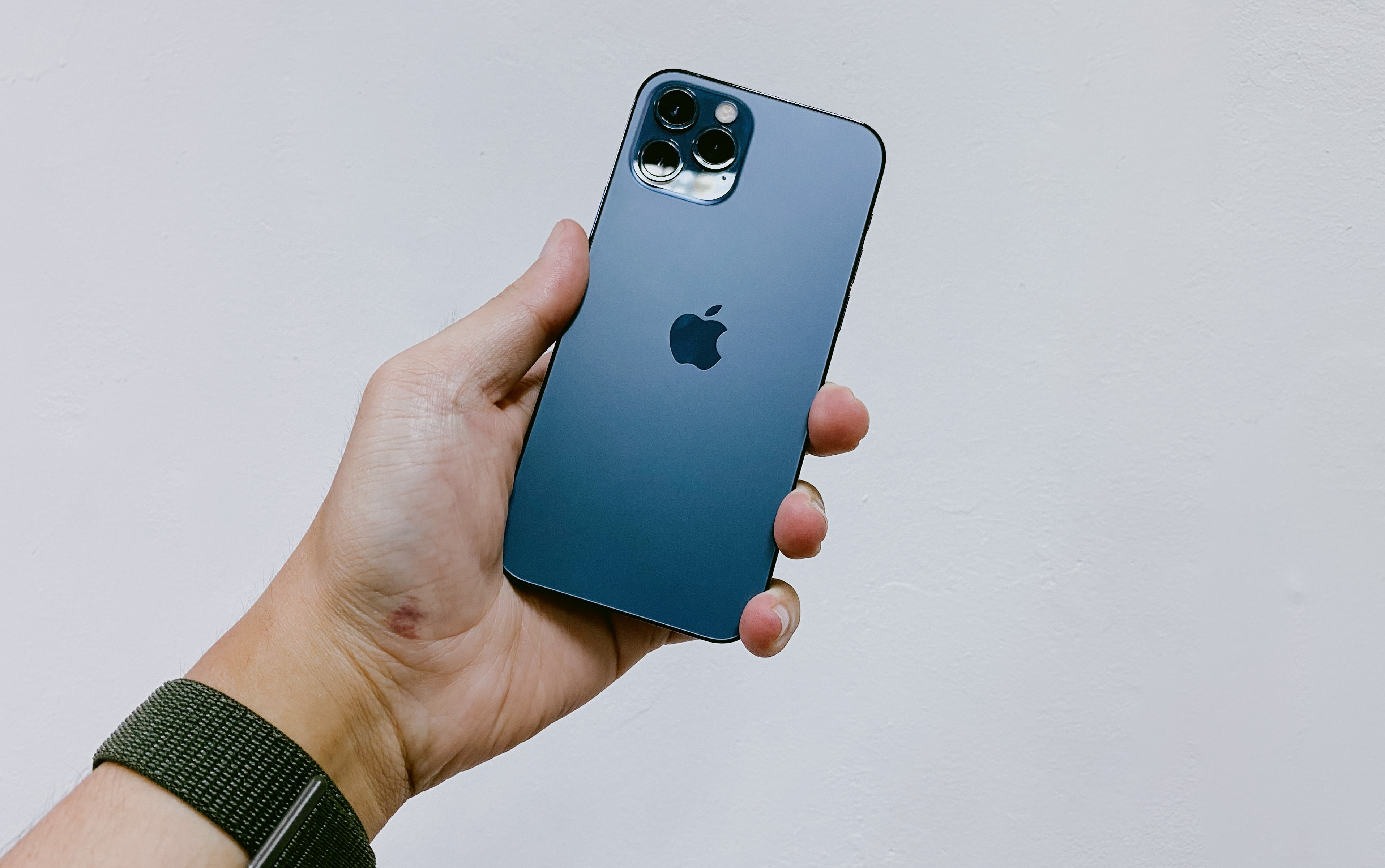 Nasib iPhone 12 Usai Ditenggelamkan 20 Meter di Danau Air Tawar Nasib iPhone 12 Usai Ditenggelamkan 20 Meter di Danau Air Tawar