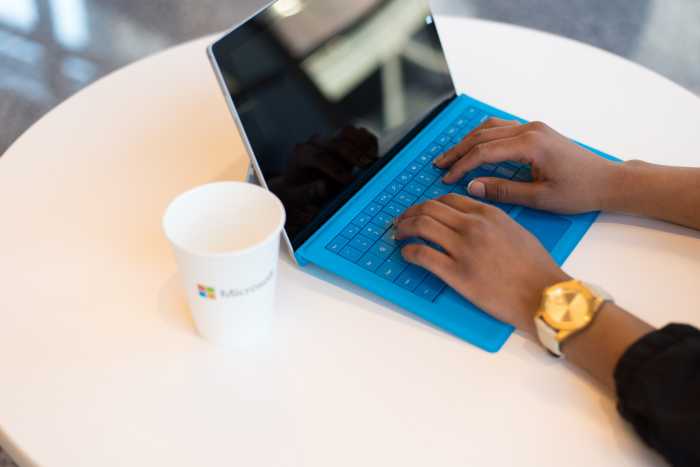 Meeting Online Microsoft Teams Kelak Bisa Tampilkan 9 Orang di Layar Meeting Online Microsoft Teams Kelak Bisa Tampilkan 9 Orang di Layar