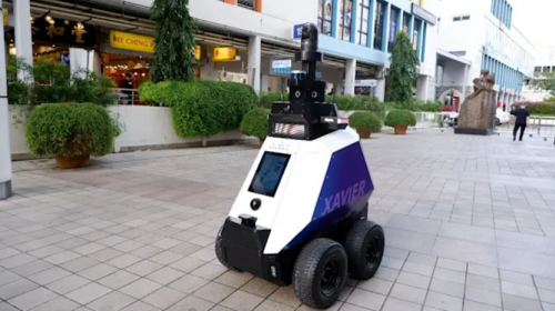 Robot Pantau Warga yang Langgar Prokes Robot Pantau Warga yang Langgar Prokes