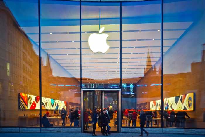 Krisis Tenaga Kerja Selama Pandemi ‘Paksa’ Apple Naikkan Gaji Karyawan Krisis Tenaga Kerja Selama Pandemi ‘Paksa’ Apple Naikkan Gaji Karyawan