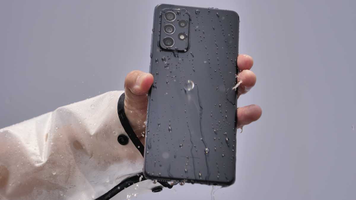 Menjajal Ketahanan Air Samsung Galaxy A72, Hasilnya? Menjajal Ketahanan Air Samsung Galaxy A72, Hasilnya?