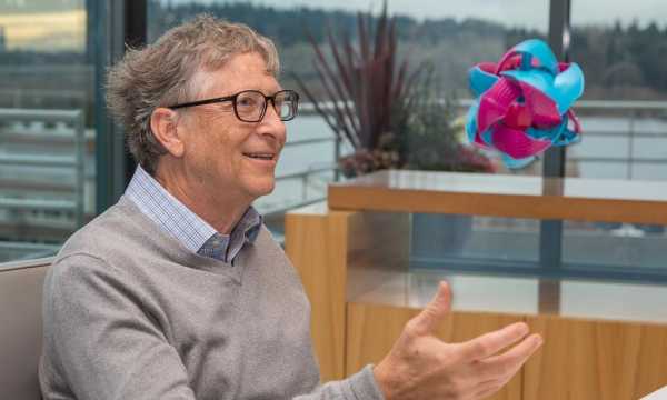 Bill Gates Pakai Ponsel Android, Model Samsung Galaxy S8 ? Bill Gates Pakai Ponsel Android, Model Samsung Galaxy S8 ?