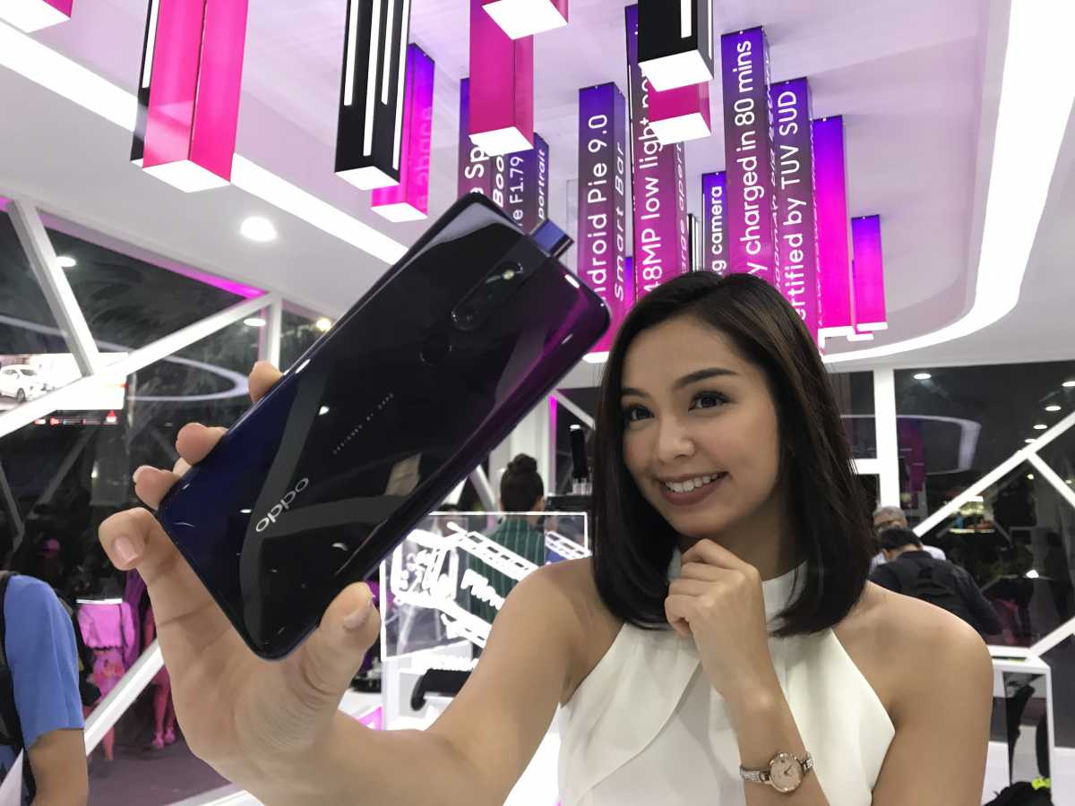 FOTO: Ponsel ‘Kamera Naik-Turun’ Oppo F11 Pro, Pesaing Vivo V15 FOTO: Ponsel ‘Kamera Naik-Turun’ Oppo F11 Pro, Pesaing Vivo V15