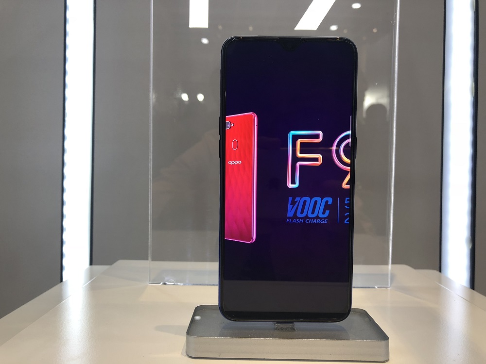 OPPO F9 dan VOOC Flash Charge: 5 Menit Isi Daya untuk 2 Jam Bicara OPPO F9 dan VOOC Flash Charge: 5 Menit Isi Daya untuk 2 Jam Bicara