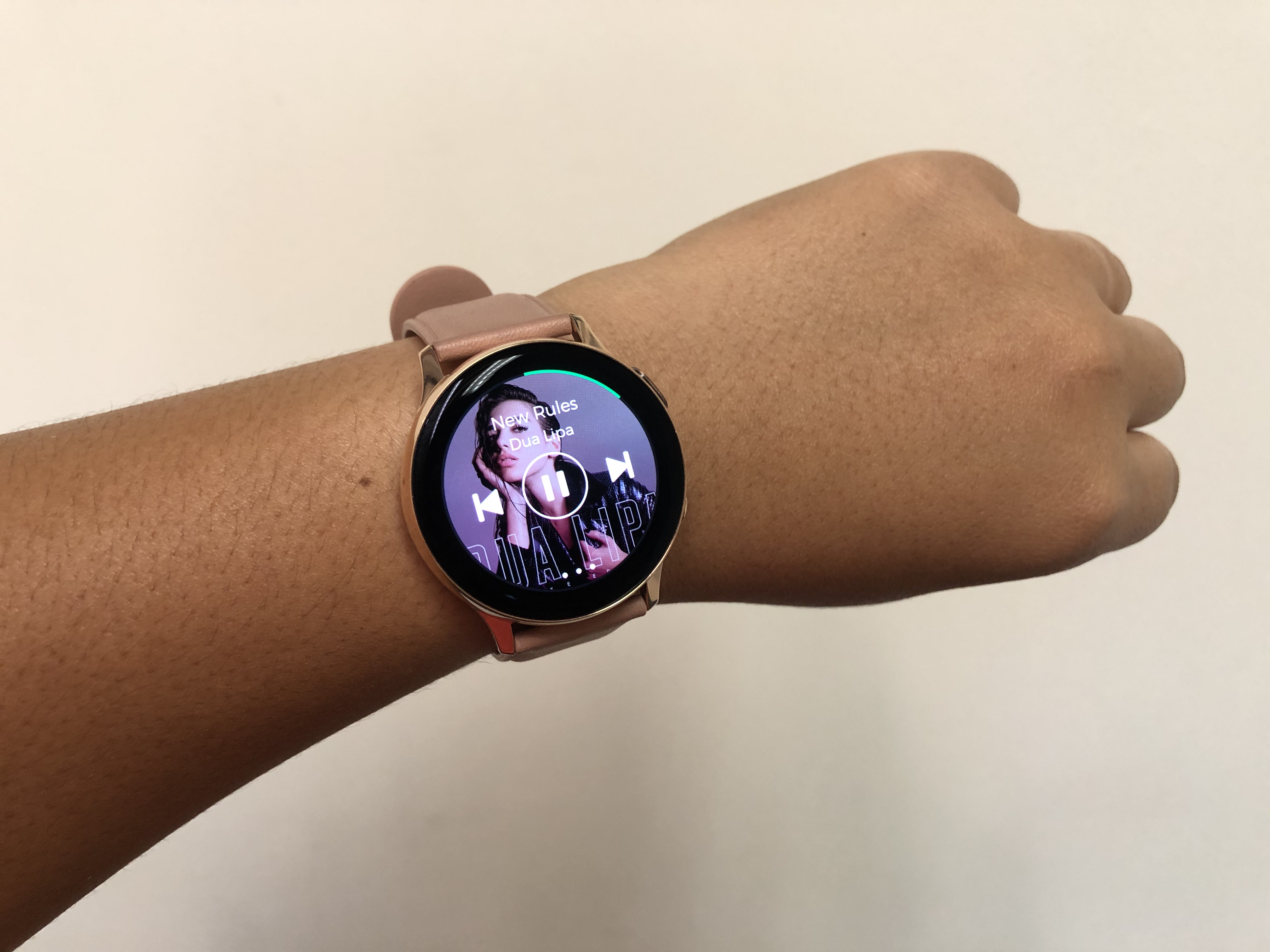 Музыка galaxy watch. Samsung Active 2 Лаванда. Самсунг галакси вотч Актив 2 Лаванда. Смарт часы самсунг Лаванда. Часы самсунг Galaxy watch Лаванда.
