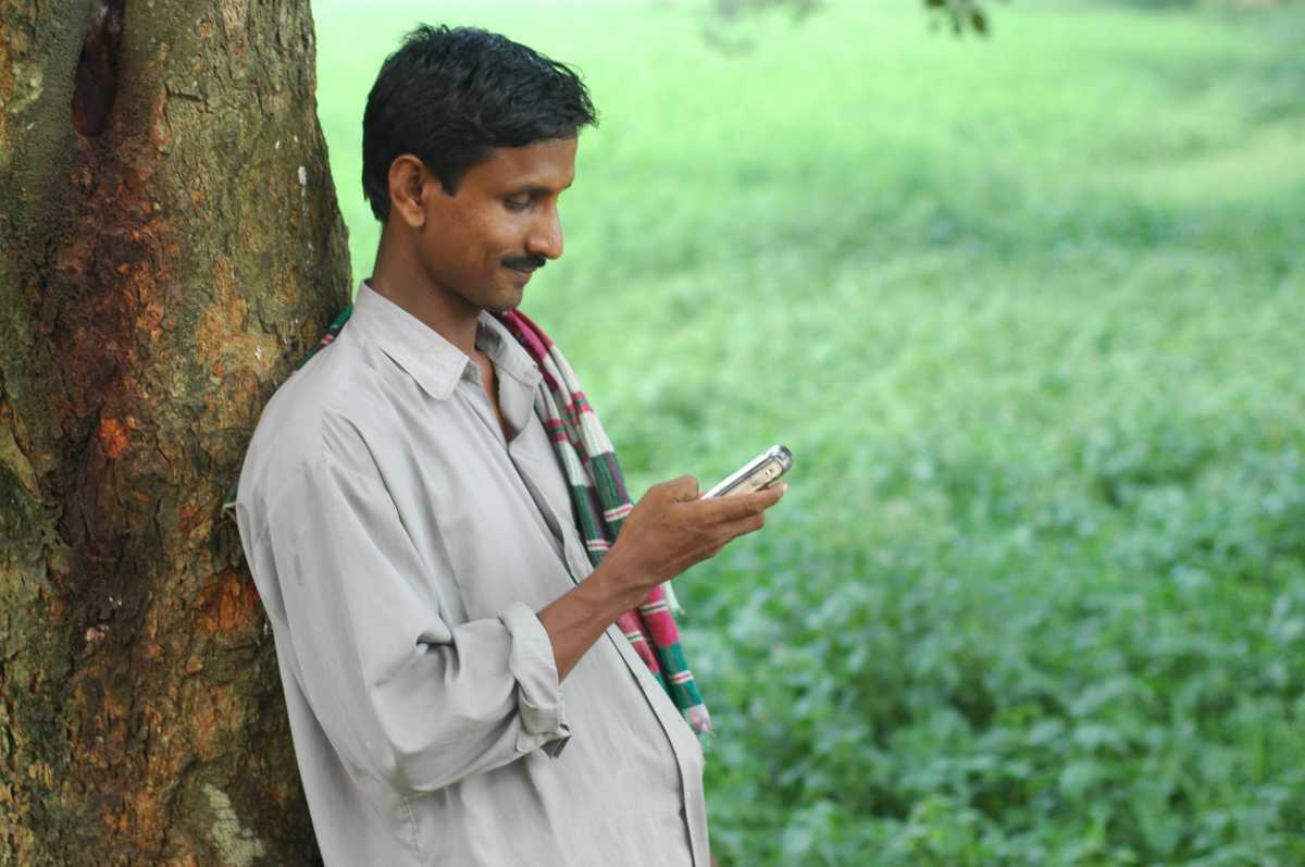 Mobile india. Indian Phone. Мужчина Бангладеш держит в руке. Indian man with Phone. Bangladesh people with Phone.