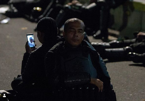 Istirahat Jaga Jakarta, Anggota Brimob Lagi <i>Video Call</i> Ini Bikin Haru Istirahat Jaga Jakarta, Anggota Brimob Lagi <i>Video Call</i> Ini Bikin Haru
