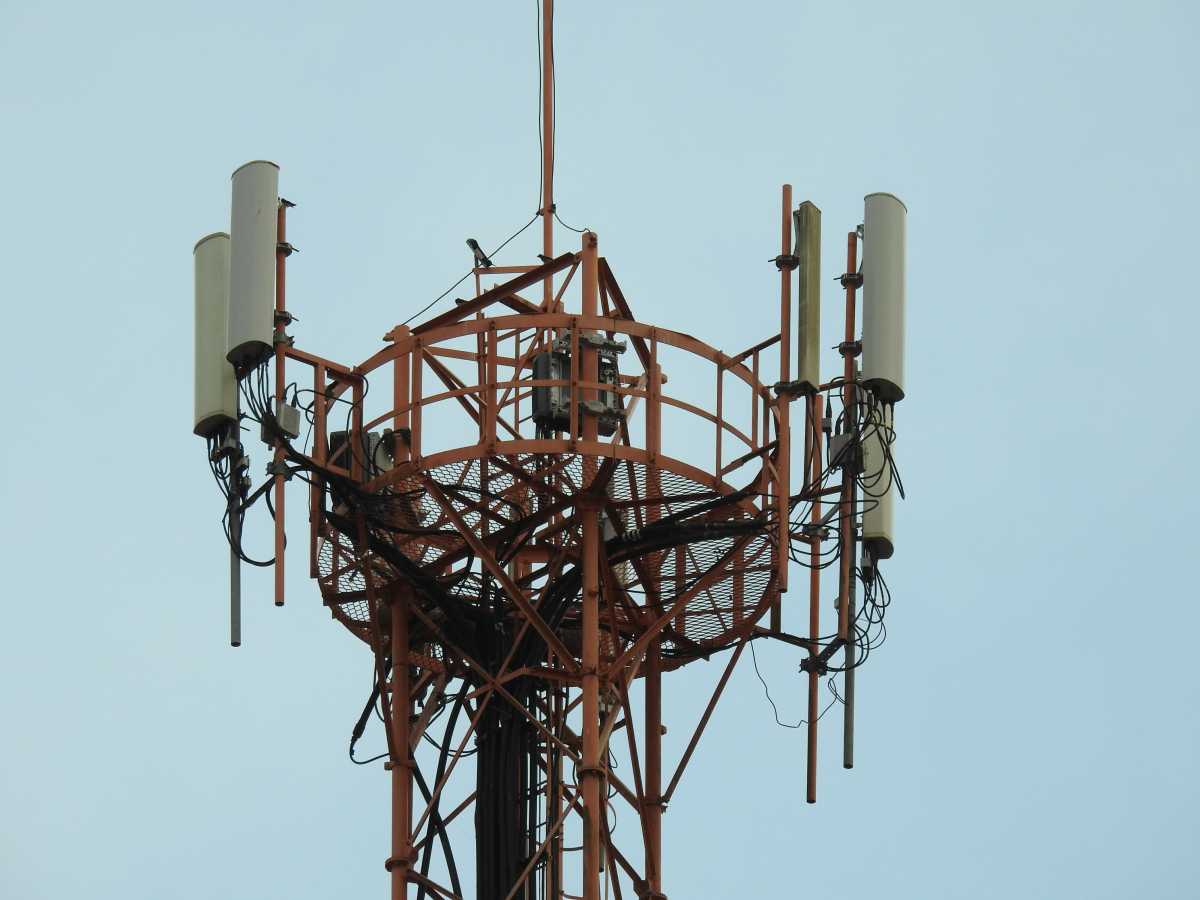 Menkominfo: Sampoerna Telekomunikasi Tunggak Pemasukan Negara Selama 2 Tahun Menkominfo: Sampoerna Telekomunikasi Tunggak Pemasukan Negara Selama 2 Tahun