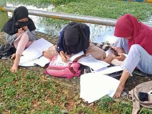 Susah Sinyal, Siswa di Bengkulu Belajar Online Hingga ke Tepi Sungai