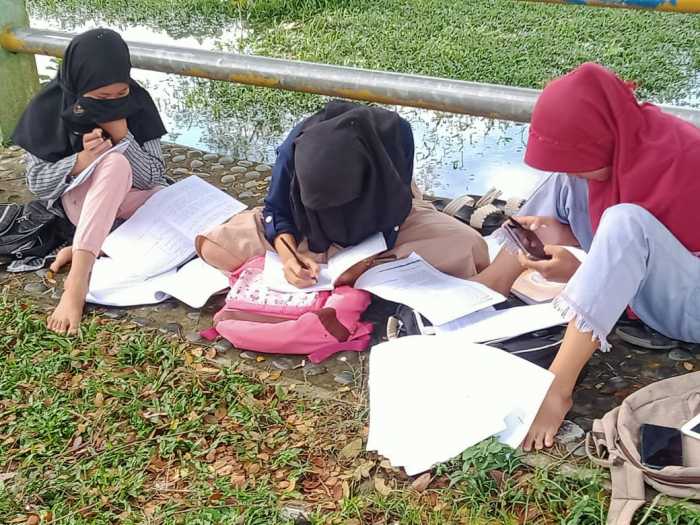 Susah Sinyal, Siswa di Bengkulu Belajar Online Hingga ke Tepi Sungai Susah Sinyal, Siswa di Bengkulu Belajar Online Hingga ke Tepi Sungai