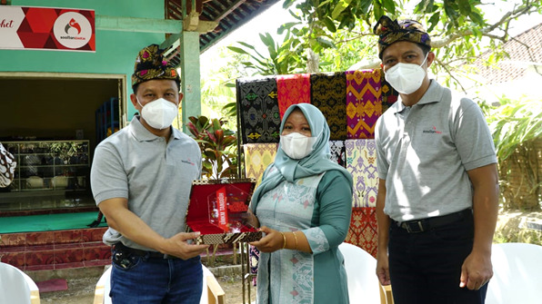 Telkom Dukung Kain Songket Naik Kelas Telkom Dukung Kain Songket Naik Kelas