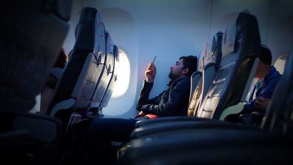 <i>Red-Eye Flight</i>, Penerbangan yang Bikin Mata Penumpang Merah, Kok Bisa? <i>Red-Eye Flight</i>, Penerbangan yang Bikin Mata Penumpang Merah, Kok Bisa?