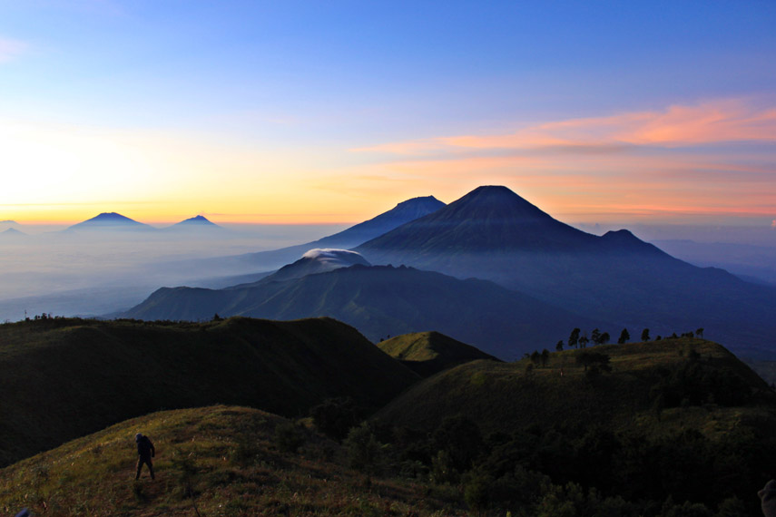 Gunung Prau dan Pemandangan Matahari Terbit yang Cantik Gunung Prau dan Pemandangan Matahari Terbit yang Cantik