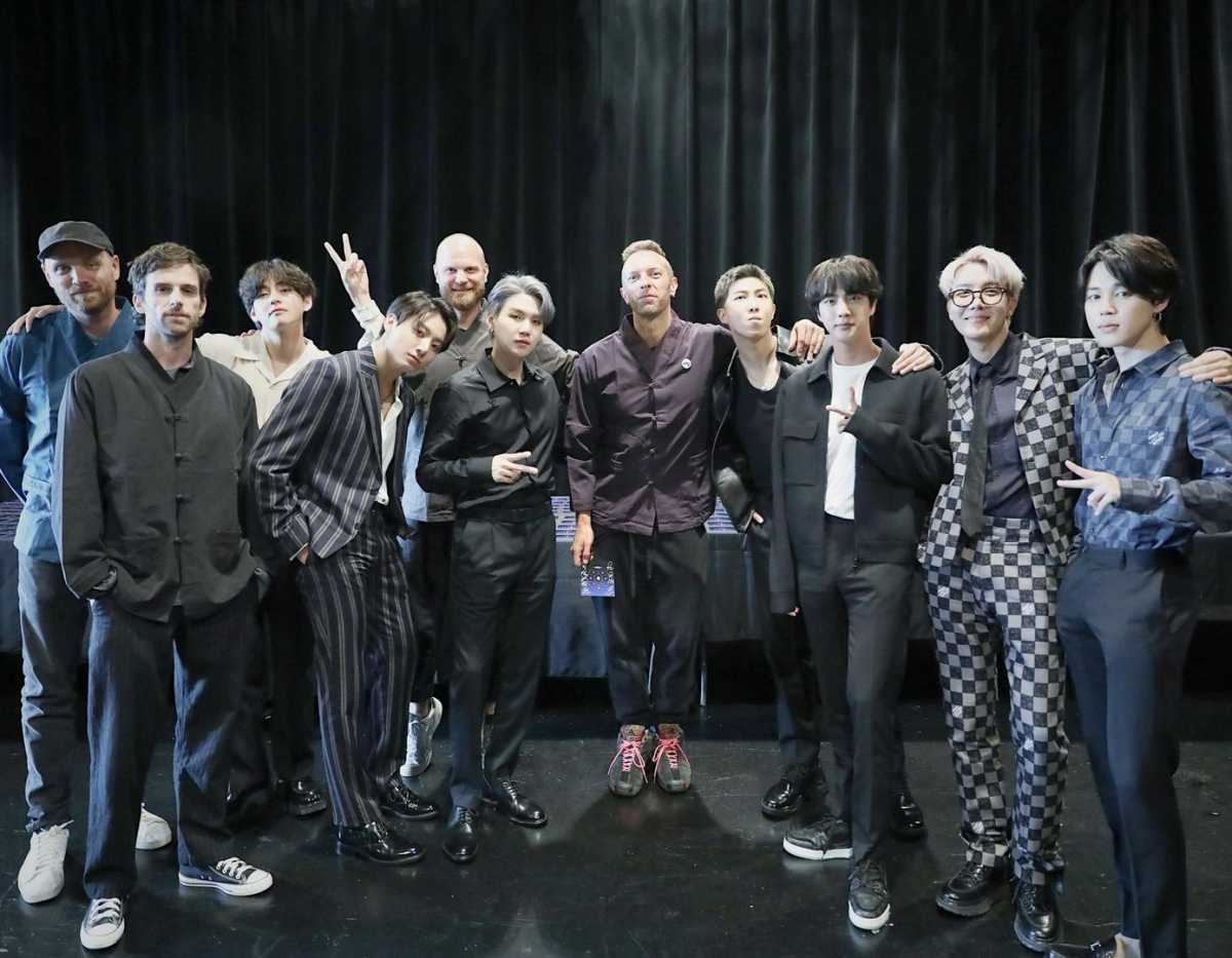 Jauh-jauh ke Korea Demi BTS, Chris Martin Banjir Pujian dari Netizen Jauh-jauh ke Korea Demi BTS, Chris Martin Banjir Pujian dari Netizen
