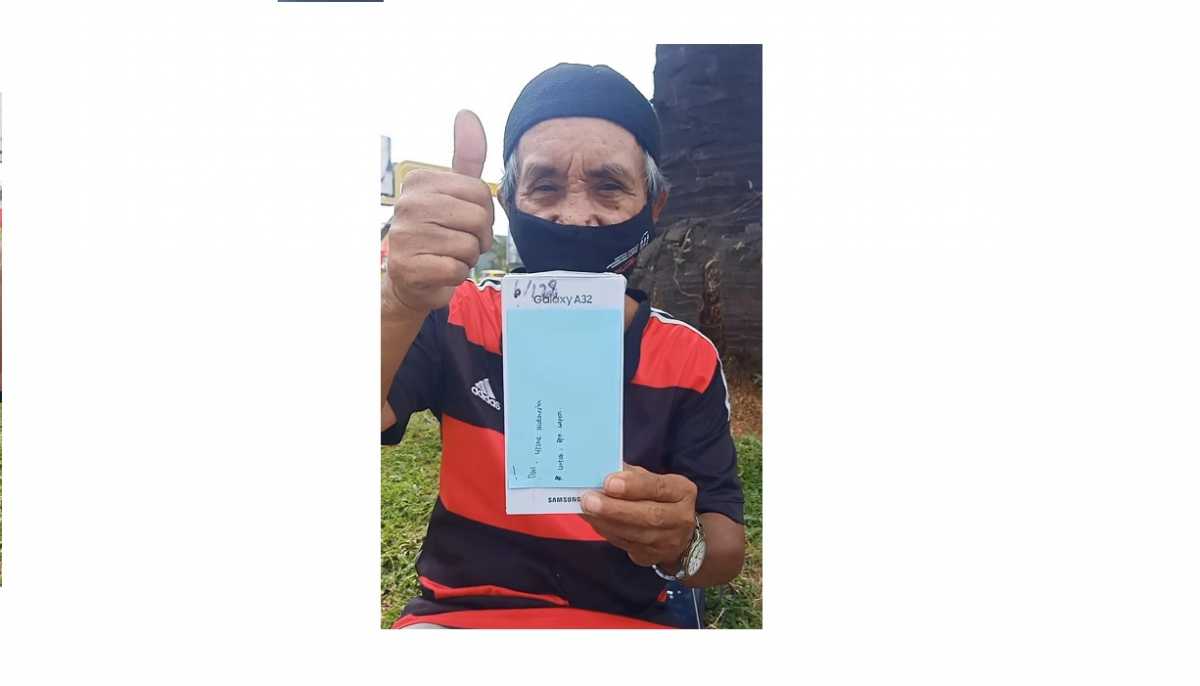 Uzone.id Hadiahkan Ponsel Pada Kakek yang Bersepeda 15 KM Demi Vaksin Uzone.id Hadiahkan Ponsel Pada Kakek yang Bersepeda 15 KM Demi Vaksin