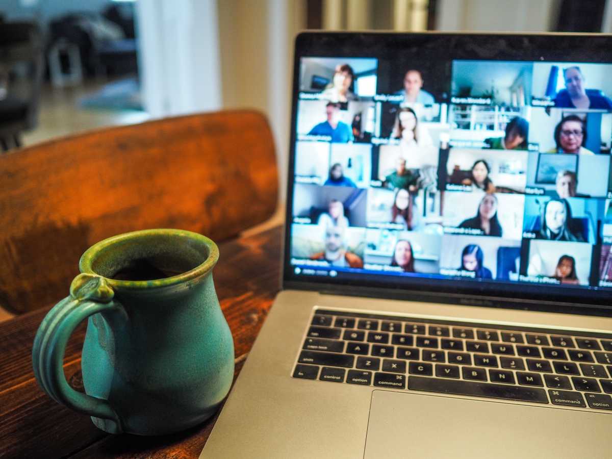 Selesai Salat Idul Fitri di Rumah Aja, Langsung Silaturahmi Virtual via Video Call! Selesai Salat Idul Fitri di Rumah Aja, Langsung Silaturahmi Virtual via Video Call!