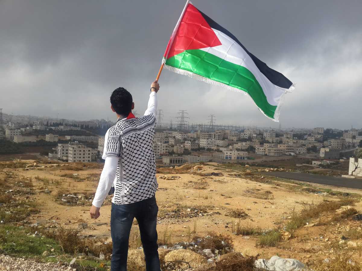 Viral! Kekuatan Senyum Warga Palestina yang Ditangkap Tentara Israel Viral! Kekuatan Senyum Warga Palestina yang Ditangkap Tentara Israel