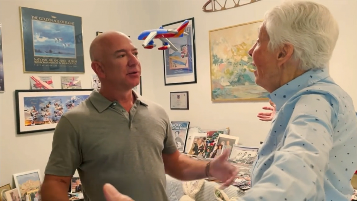 Jeff Bezos Ajak Pilot Wanita Berusia 82 Tahun Pergi ke Luar Angkasa Jeff Bezos Ajak Pilot Wanita Berusia 82 Tahun Pergi ke Luar Angkasa