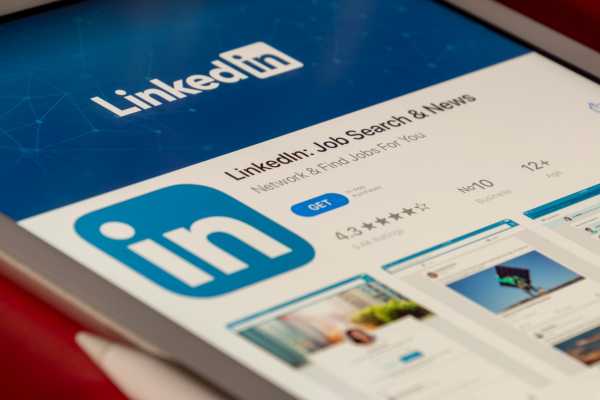 Bahkan LinkedIn 'Latah' Bikin Emoji Reaction biar Gak Kaku Bahkan LinkedIn 'Latah' Bikin Emoji Reaction biar Gak Kaku