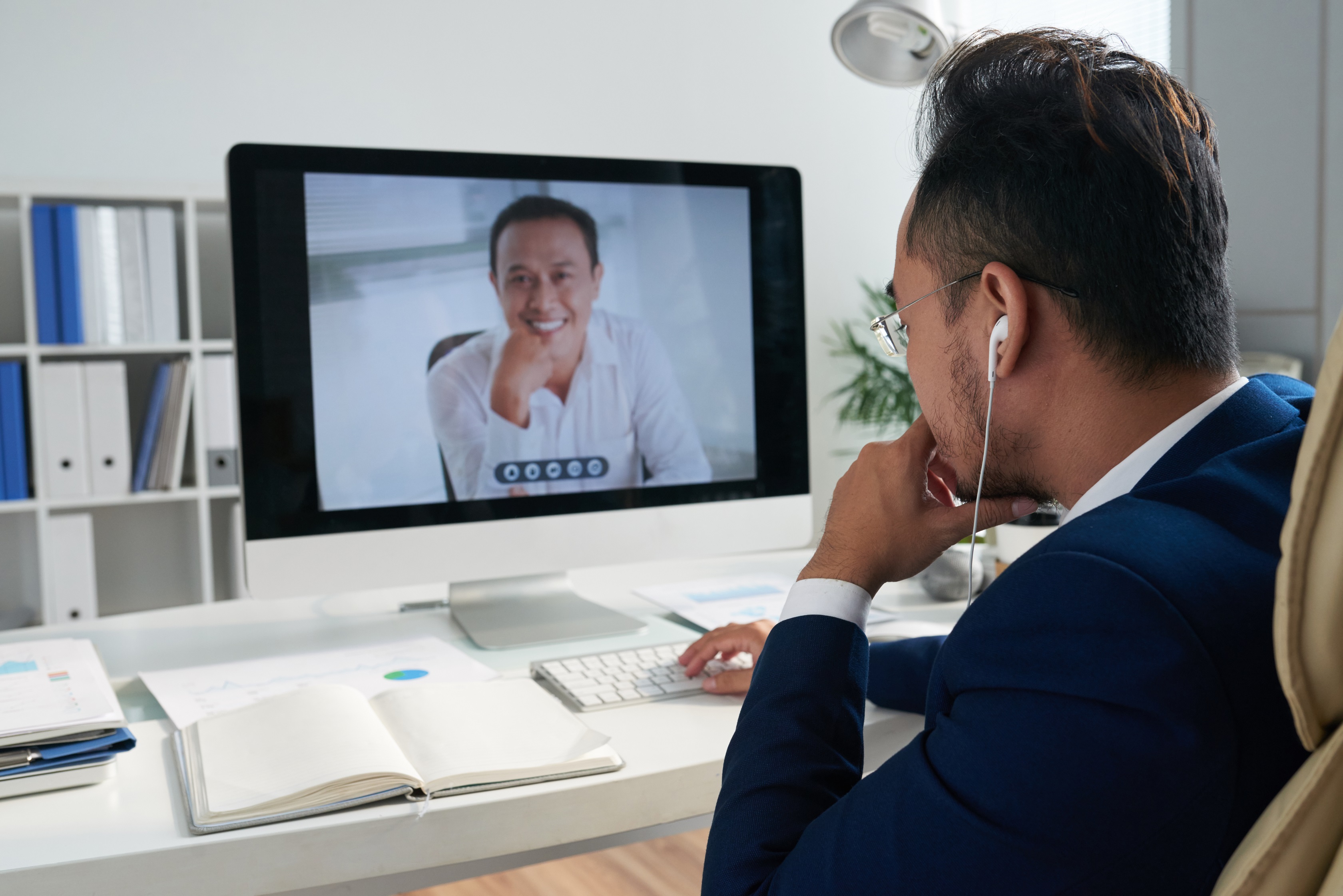 Makin Banyak Orang Keluarkan Uang untuk Layanan Konferensi Video Makin Banyak Orang Keluarkan Uang untuk Layanan Konferensi Video