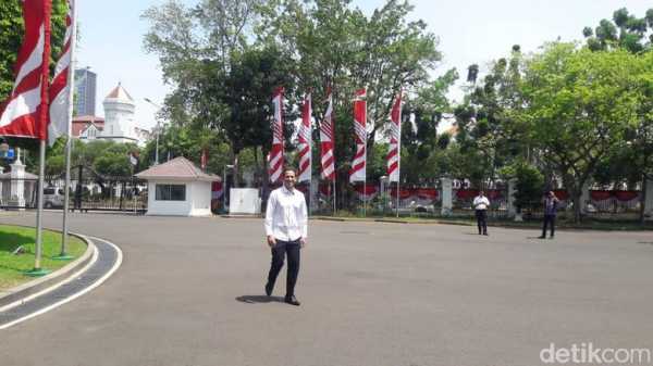 <i>Wih</i> CEO Gojek Nadiem Makarim Tiba di Istana Presiden <i>Wih</i> CEO Gojek Nadiem Makarim Tiba di Istana Presiden