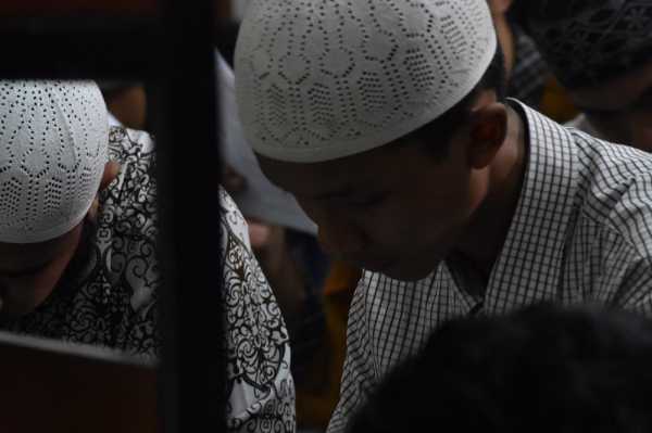 Viral! Pria Solat Tarawih Sambil Main Game Judi Online di Smartphone Viral! Pria Solat Tarawih Sambil Main Game Judi Online di Smartphone