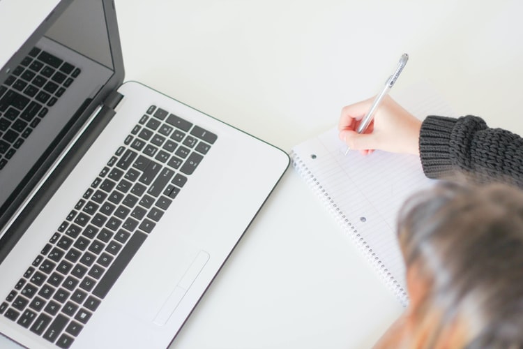 Ternyata, Belajar Online Bikin Waktu Semakin Efisien dan Bebas dari <i>Nyontek</i> Ternyata, Belajar Online Bikin Waktu Semakin Efisien dan Bebas dari <i>Nyontek</i>