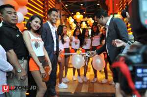 Mengintip Pramusaji Seksi Hooters Girl Uzone