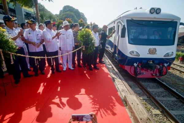 Kereta Jakarta-Bandung Kini Lebih Cepat Kereta Jakarta-Bandung Kini Lebih Cepat