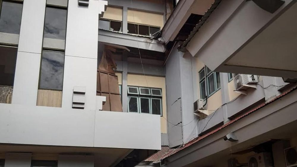 Gempa Ambon Magnitudo 6,8, Warga Mengungsi ke Pegunungan Gempa Ambon Magnitudo 6,8, Warga Mengungsi ke Pegunungan