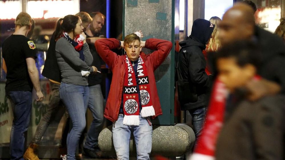 Ganggu Skuat Tottenham, Fan Ajax Tiru Suporter Liverpool Ganggu Skuat Tottenham, Fan Ajax Tiru Suporter Liverpool