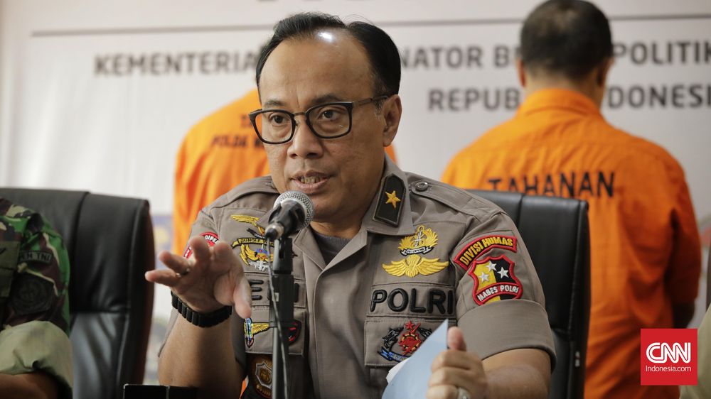 Polisi Sebut Listrik Padam Akibat Pohon Terlalu Tinggi Polisi Sebut Listrik Padam Akibat Pohon Terlalu Tinggi